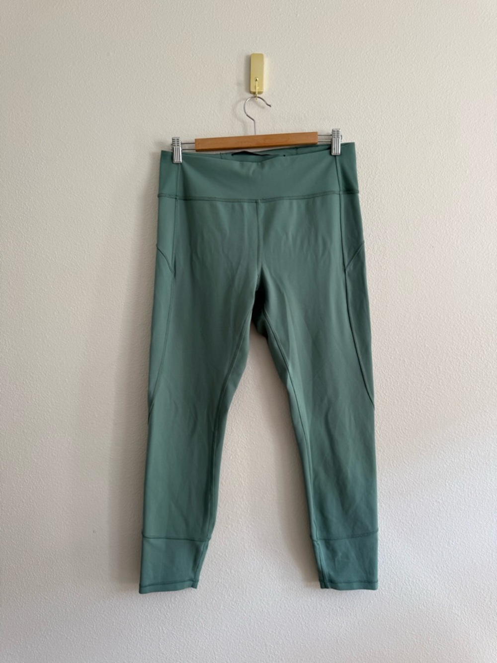 Lululemon In Movement leggings women’s sz 12
Everlux Frosted pine